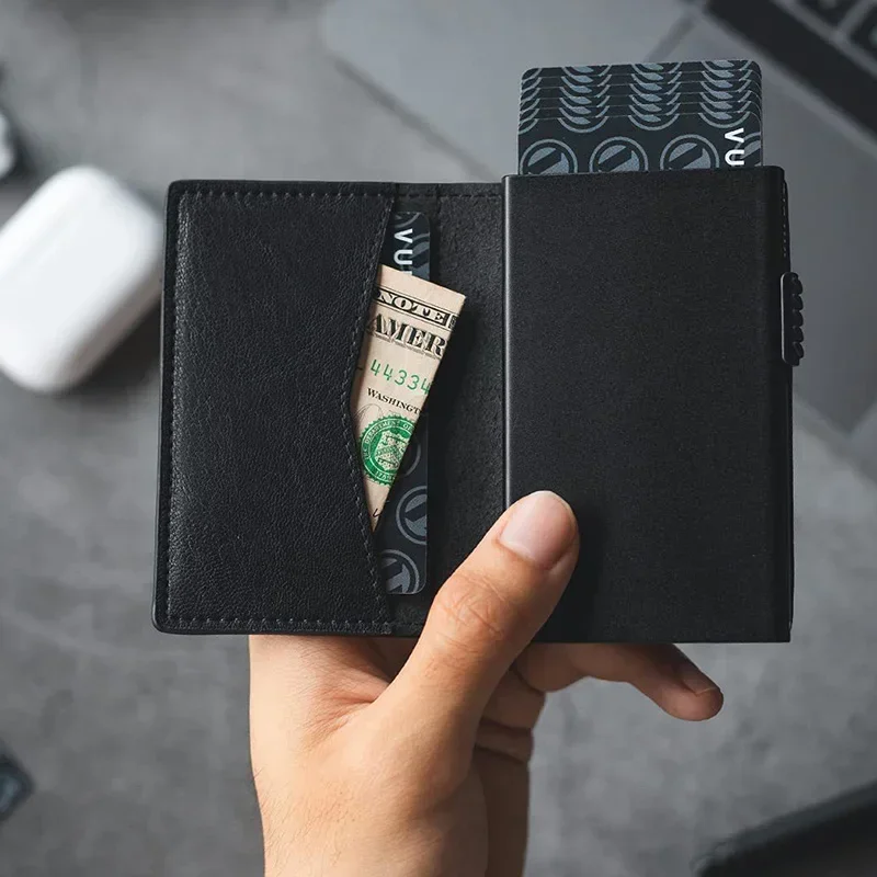 Portafoglio minimalista da uom - Card Top Loader recensione e prezzo